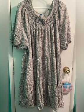 Old Navy Smocked Yoke Floral Midi Dress in Ivory and Black